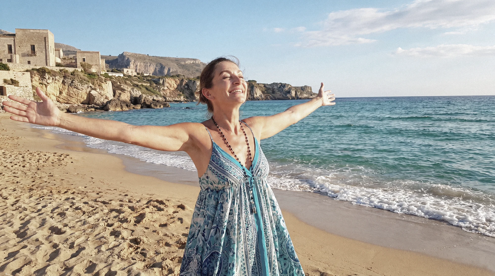 Claudia am Strand von Sizilien